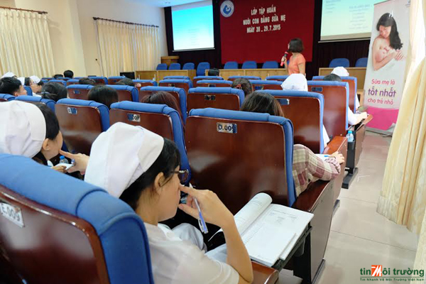 Khoảng[-]1000[-]nhân[-]viên[-]y[-]tế[-]được[-]nâng[-]cao[-]kiến[-]thức[-]nuôi[-]con[-]bằng[-]sữa[-]mẹ